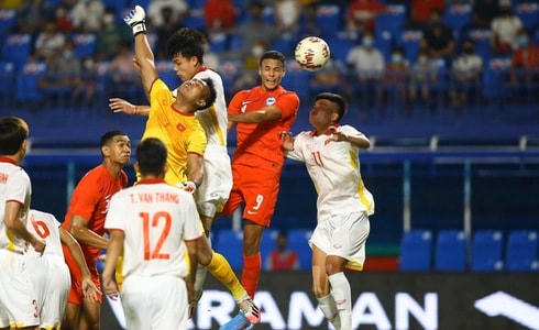 U23 Singapore sử dụng lối chơi thiên về sức mạnh và bóng bổng để tiếp cận khung thành U23 Việt Nam.