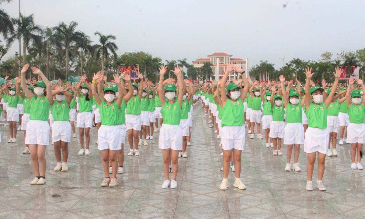 Màn đồng diễn của 2.000 học sinh tiểu học TP Tam Kỳ.