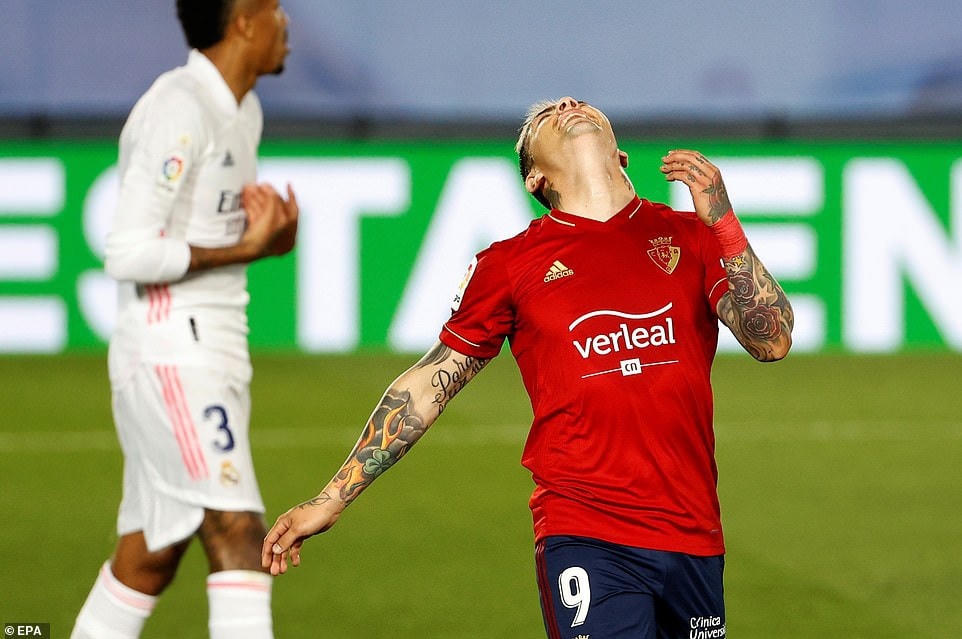 Cầu thủ Osasuna thất vọng sau khi bỏ lỡ cơ hội ở hiệp 1.