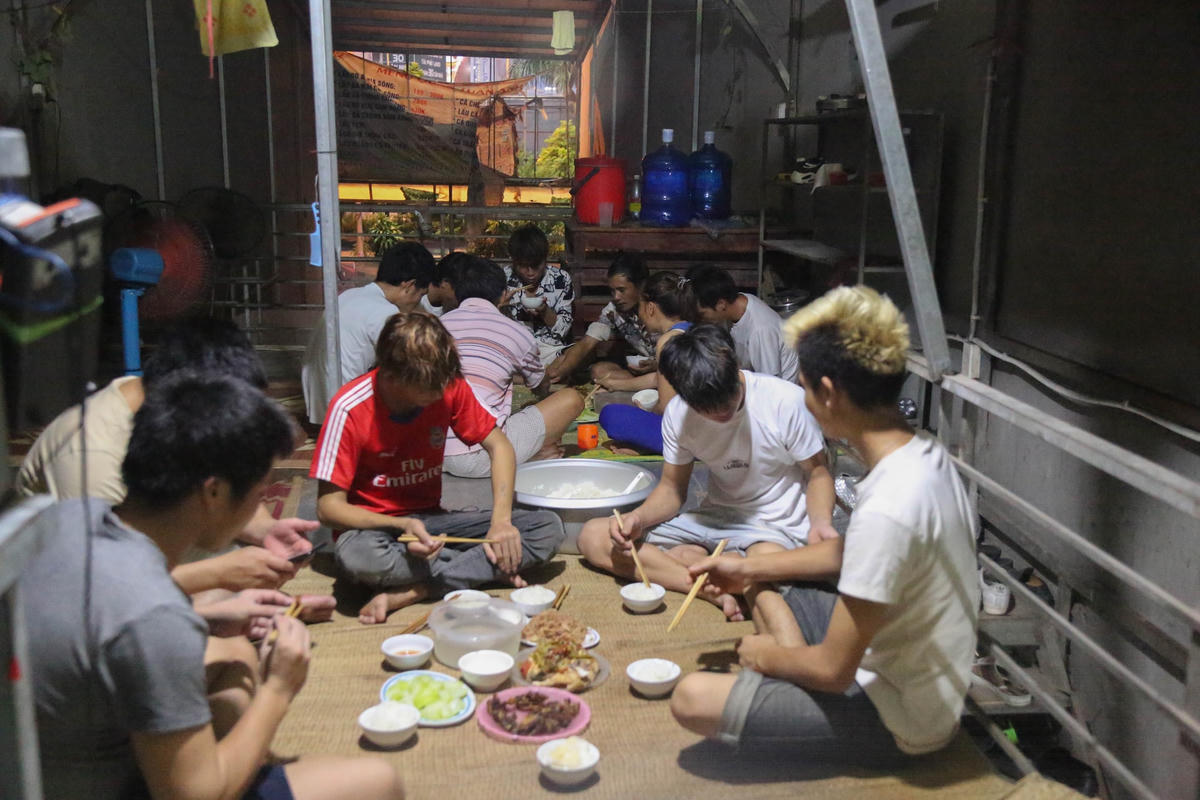 Cuộc sống vốn đã khó khăn giờ đây lại càng trở nên khó khăn hơn đối với những người công nhân do không có việc làm. Hàng ngày gần 20 công nhân xây dựng chỉ đành ngồi chờ những bữa ăn từ chủ thầu cung cấp.
