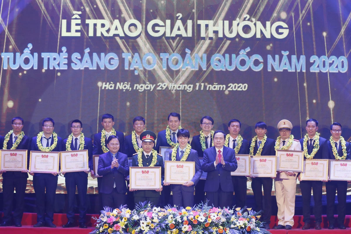 Chủ tịch Trần Thanh Mẫn trao Giải thưởng Tuổi trẻ sáng tạo toàn quốc năm 2020.
