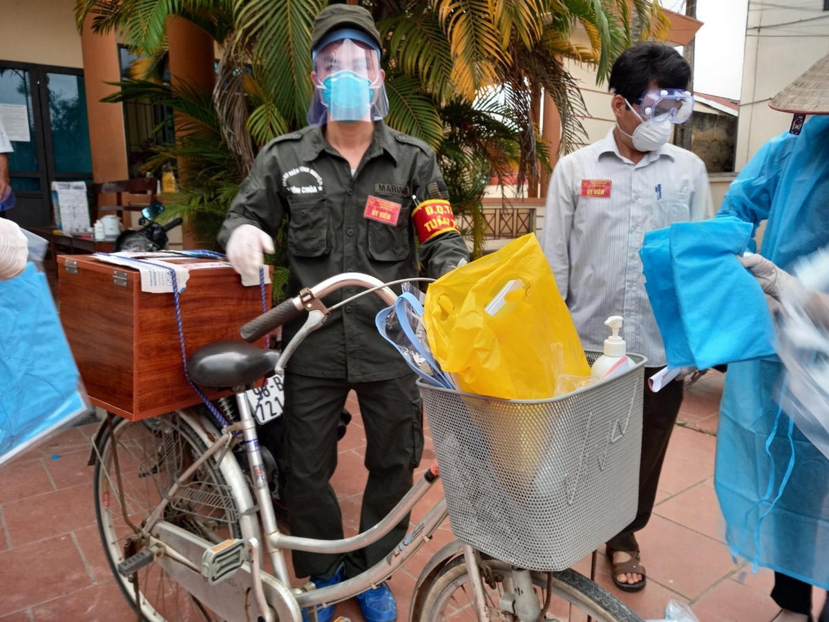 Người chở thùng phiếu luôn cẩn thận phòng dịch.