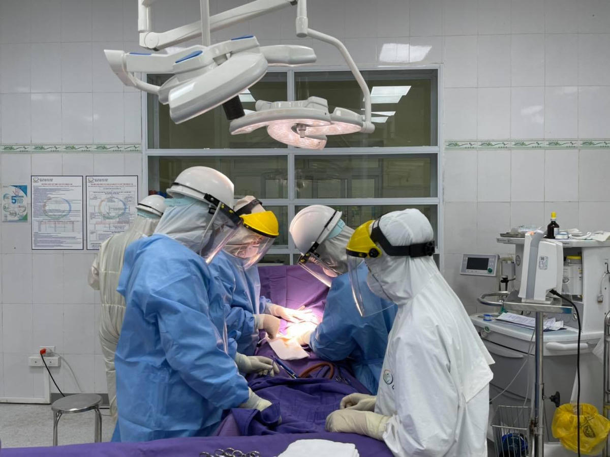 Bệnh viện Sản Nhi Quảng Ninh bố trí phòng mổ cách ly và các y, bác sĩ đều được trang bị đầy đủ đồ phòng hộ cá nhân. Nguồn: Bệnh viện Sản Nhi Quảng Ninh.