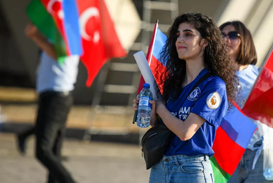 Nữ cổ động viên Thổ Nhĩ Kỳ trước trận đấu giữa Xứ Wales và Thổ Nhĩ Kỳ tại sân vận động Olympic ở Baku, Azerbaijan.