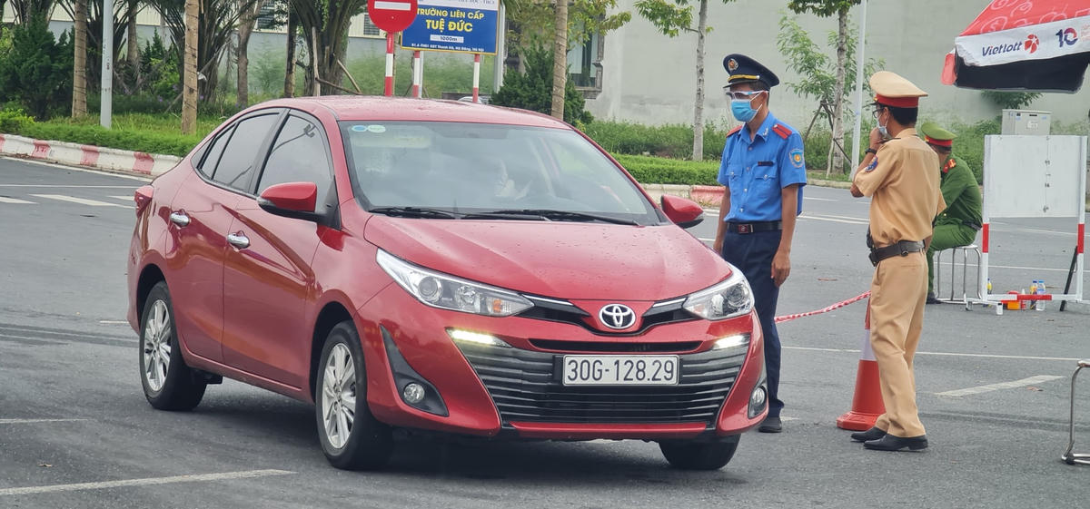 Theo đó, từ ngày 6/9/2021, Hà Nội tiếp tục thực hiện giãn cách lần thứ 4 với phương châm siết chặt hơn, quyết liệt hơn, phương án giãn cách phòng, chống dịch theo ba vùng ở 3 cấp độ khác nhau, đảm bảo khoa học, chặt chẽ, phát huy hiệu quả công tác phòng, chống dịch.