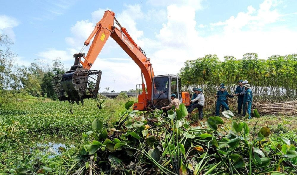 Người dân nạo vét kênh mương khơi thông dòng chảy.