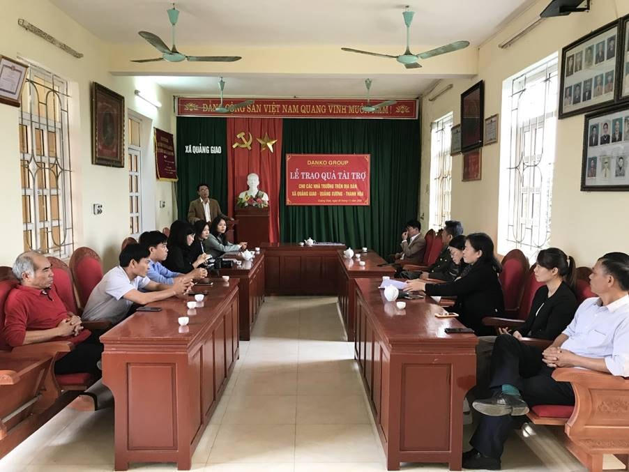 Toàn cảnh buổi lễ trao quà tài trợ cho các nhà trường trên địa bàn xã Quảng Giao.