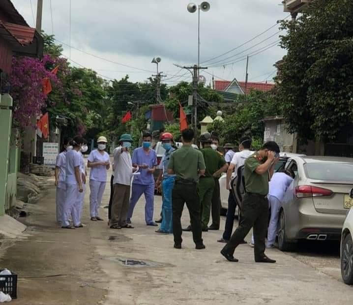 Lực lượng công an, cán bộ y tế có mặt tại huyện Quảng Xương là nơi phát hiện 2 vợ chồng dương tính với Covid-19.