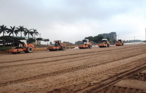 Đơn vị thi công đoạn tuyến cao tốc Bắc-Nam phía Đông. (Ảnh: Việt Hùng/Vietnam+).