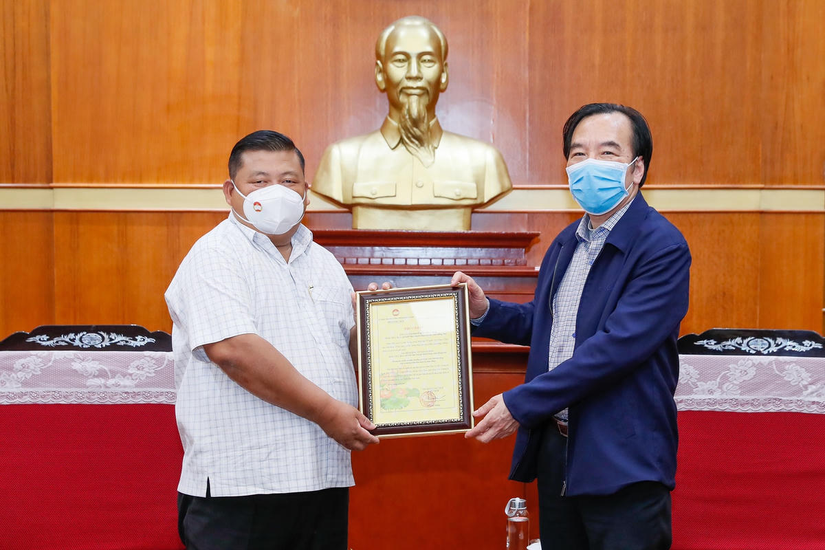Phó Chủ tịch Ngô Sách Thực trao thư cảm ơn gia đình ông Vũ Tấn Cường.