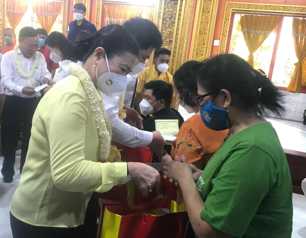 Bà Trương Thị Ngọc Ánh, Phó Chủ tịch UBTƯ MTTQ Việt Nam tặng quà cho người nghèo tại chùa Candaransi.