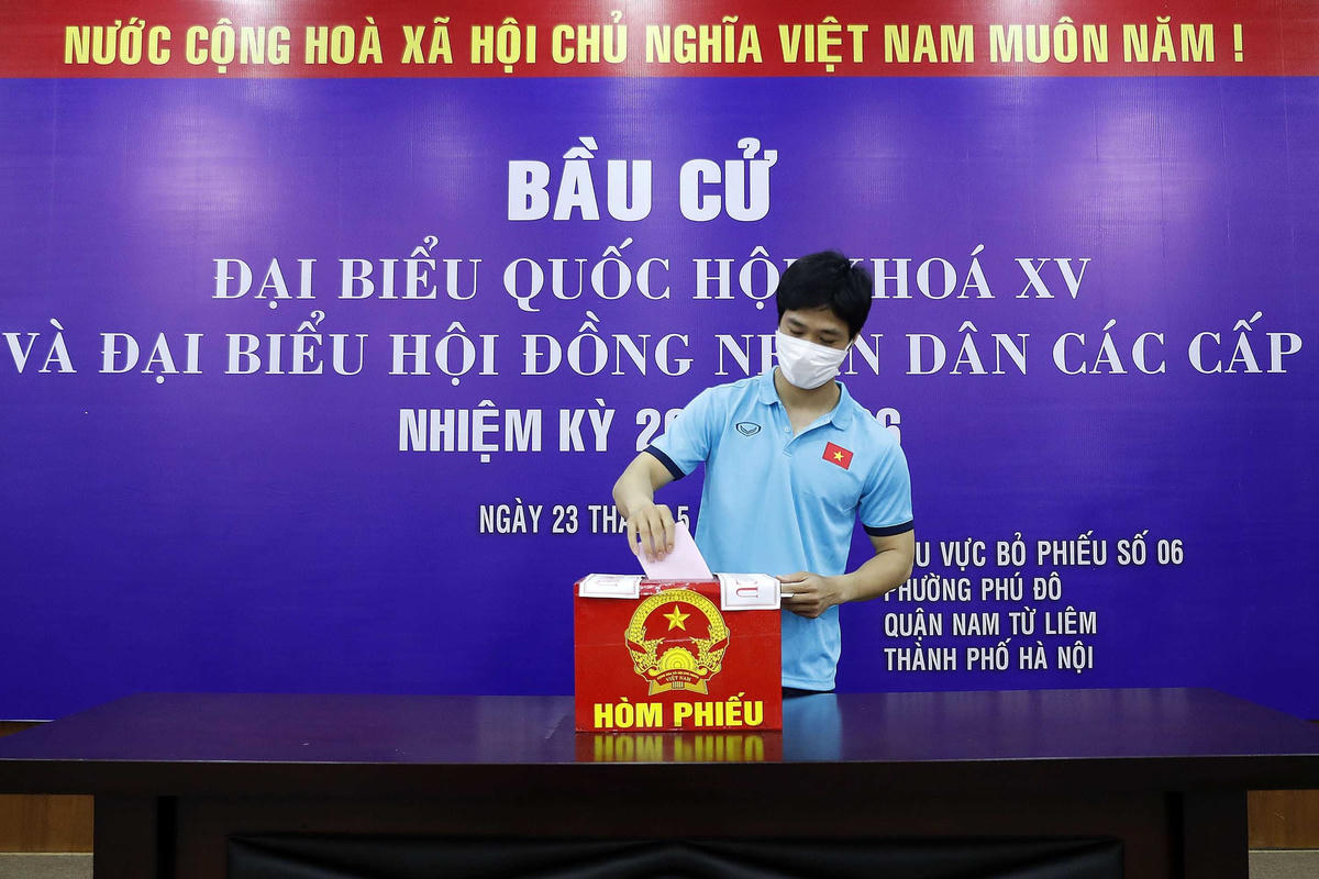 Các tuyển thủ bóng đá Việt Nam bầu cử tại trụ sở LĐBĐ Việt Nam