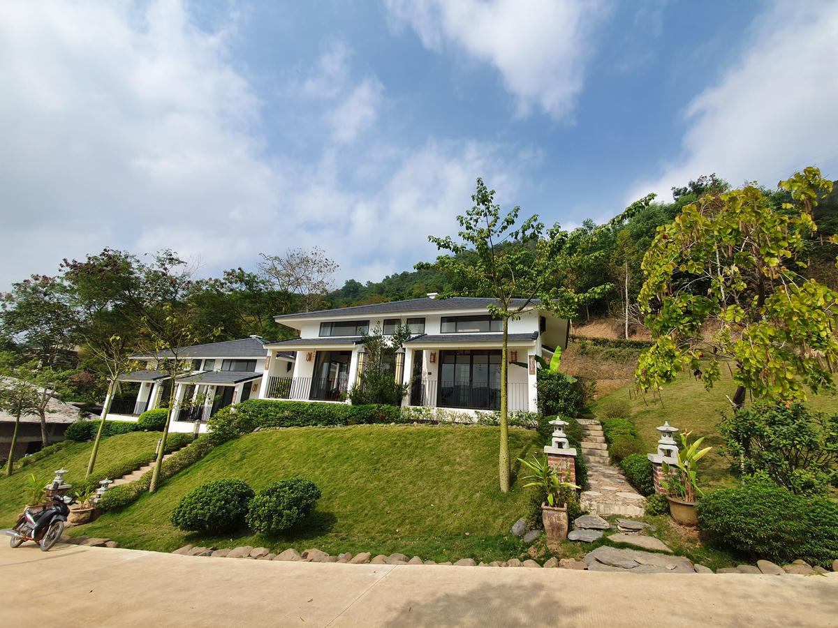 Một dự án biệt thự nghỉ dưỡng chỉ cách trung tâm thành phố Hoà Bình hơn 10 km theo quốc lộ 6 từng gây chú ý với giới đầu tư nhà đất Hà Nội.