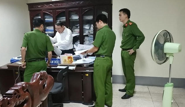 Lực lượng chức năng khám xét nơi làm việc của ông Quang. Ảnh: Công an nhân dân