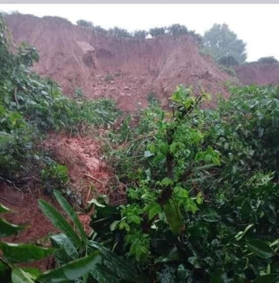 Sạt lở núi Lê Lê, vùi lấp 30-40 ha ruộng của dân Kỳ Thượng.