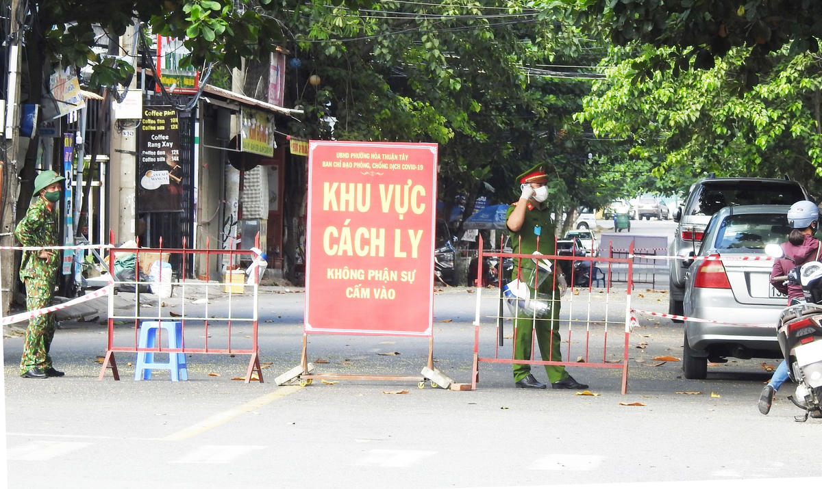 Một đoạn đường Trưng Nữ Vương (Đà Nẵng) bị phong tỏa từ 0h ngày 15/8. Ảnh: Thanh Tùng.