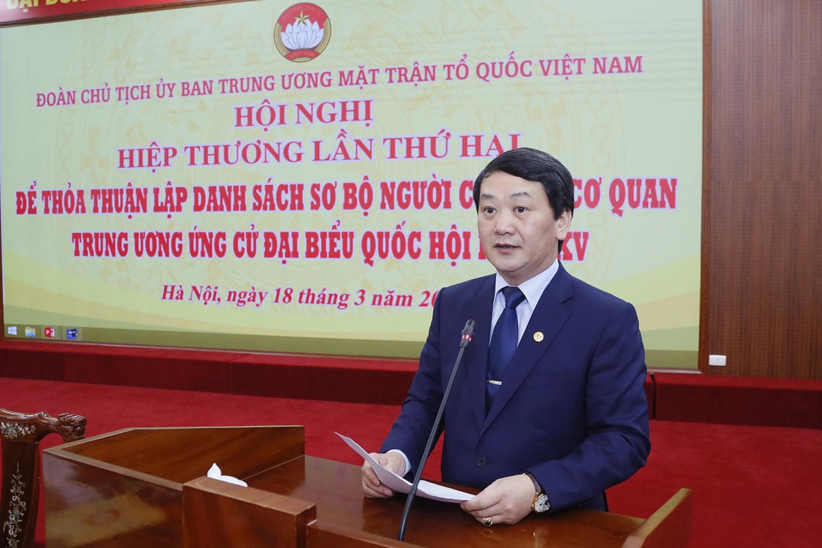 Phó Chủ tịch - Tổng Thư ký Hầu A Lềnh phát biểu tại Hội nghị.