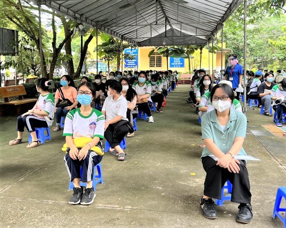 Học sinh chờ tiêm vaccine ngừa Covid-19 để đủ điều kiện đến trường học trực tiếp từ 13/12 tới.