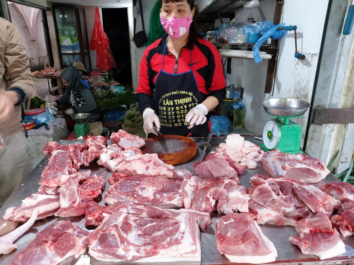 Giá thịt lợn đến tay người tiêu dùng vẫn đắt đỏ dù giá lợn hơi giảm mạnh.