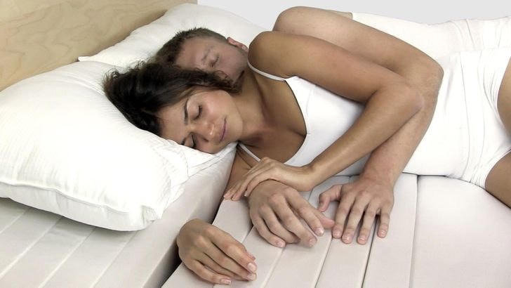 Một chiếc giường cho phép bạn ôm.  