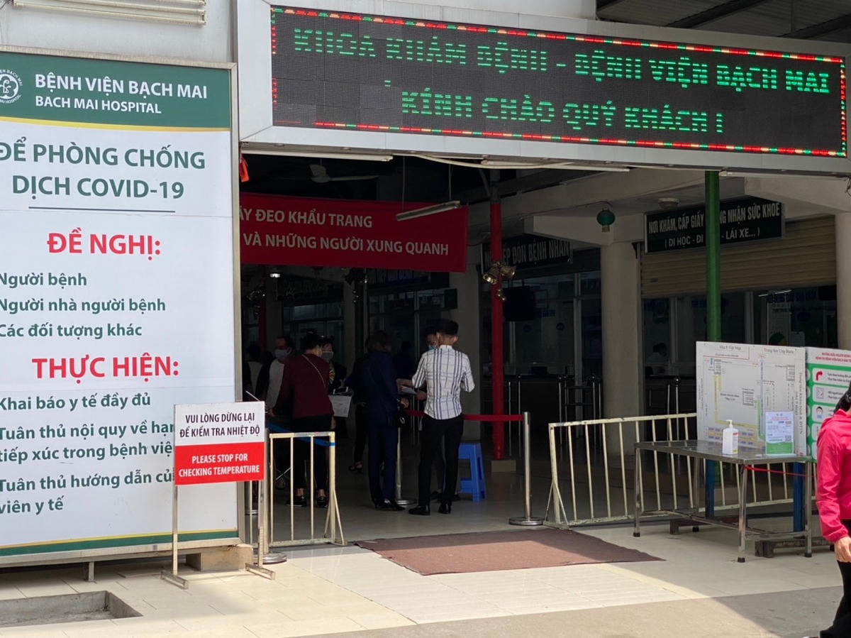 Tại Bệnh viện Bạch Mai, ngay từ phía cổng vào của khoa khám bệnh, người khám đều được kiểm tra thân nhiệt và thực hiện khai báo y tế. Ảnh: L.A.