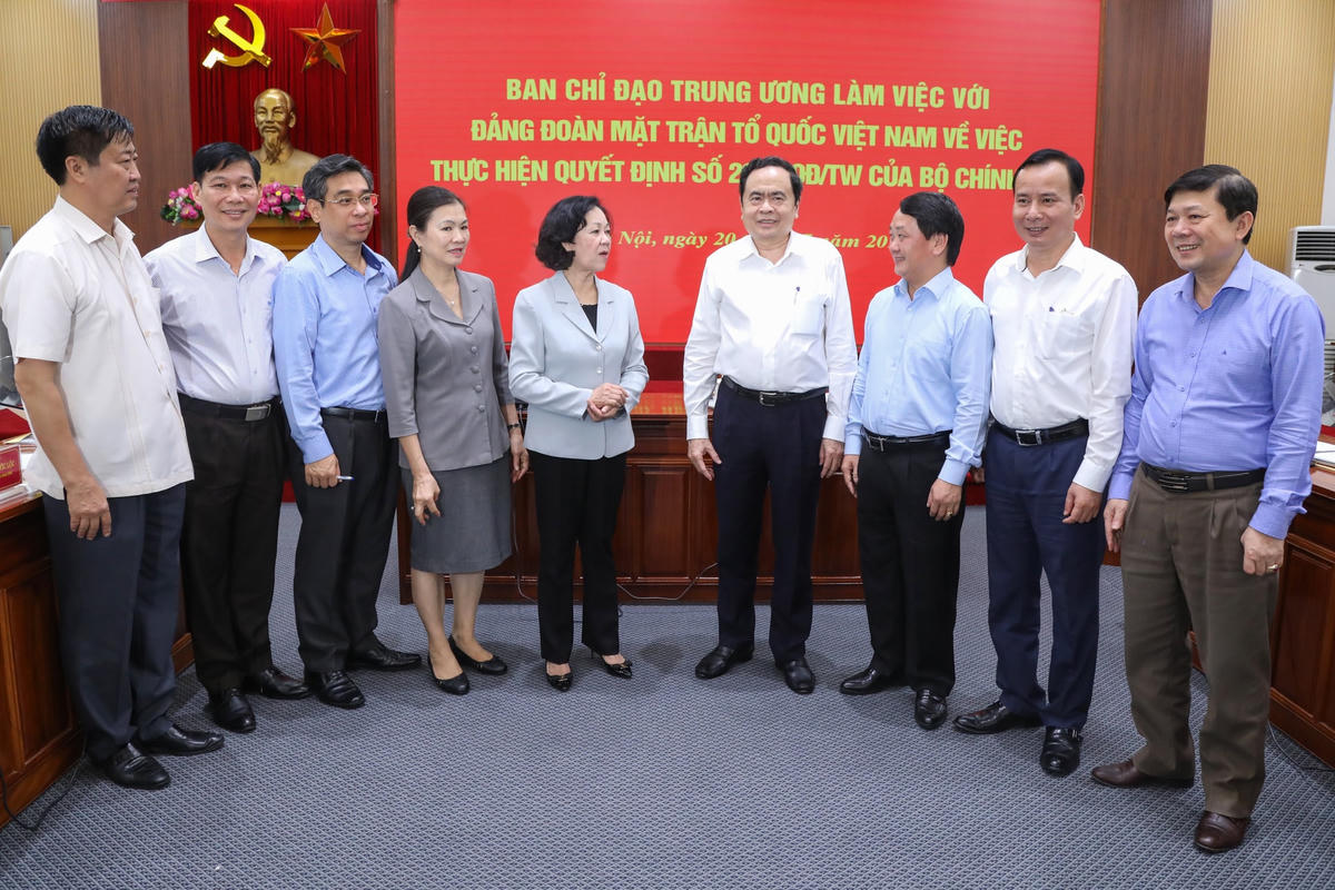 Trưởng ban Dân vận Trung ương Trương Thị Mai, Chủ tịch Trần Thanh Mẫn và các đại biểu trao đổi bên lề hội nghị. Ảnh Quang Vinh.