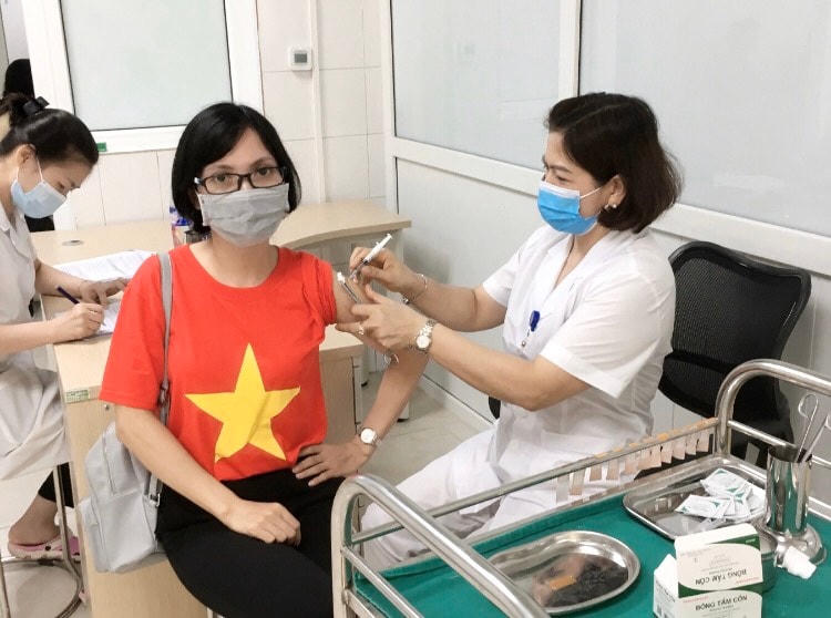 Tình nguyện viên Dương Hương tiêm thử nghiệm vaccine Nanocovax.