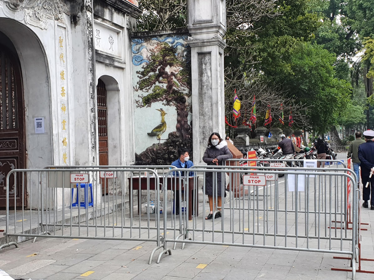 Theo chia sẻ của một thành viên ban quản lý, lượt khách đến mua vé vào đền chiêm bái hôm nay tăng vọt so với mọi ngày, ban quản lí đã bố trí lực lượng để hướng dẫn, phân luồng khách tham quan, lễ bái.