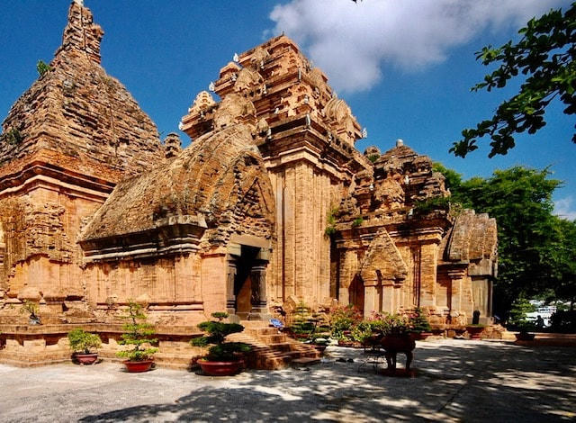Khu di tích Tháp Bà Ponagar Nha Trang.