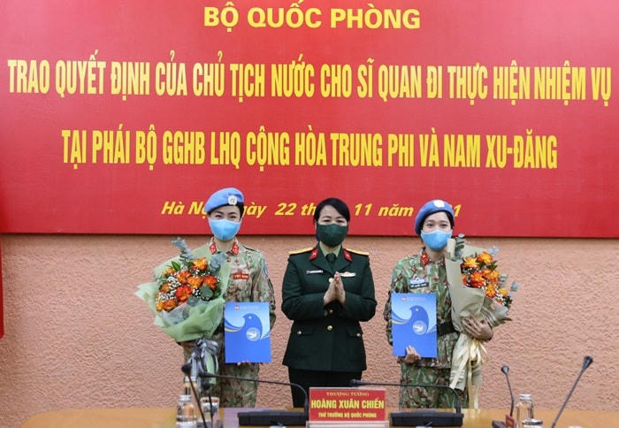 Đại diện Ban Phụ nữ Quân đội tặng quà cho 2 sĩ quan nữ triển khai tới Phái bộ Cộng hòa Trung Phi.