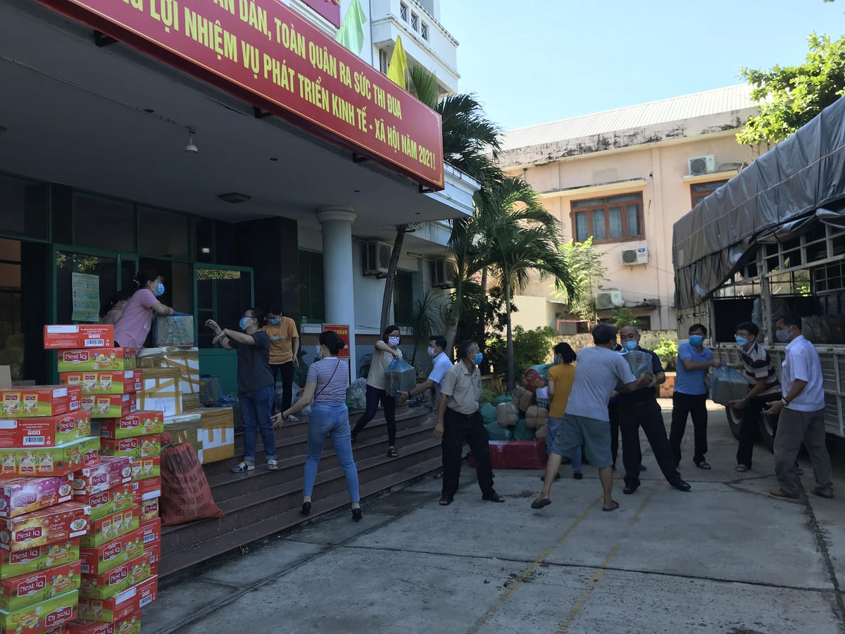 Quang cảnh CBCC cơ quan Ủy ban MTTQ Việt Nam tỉnh Bình Định vận chuyển nhu yếu phẩm, hàng hóa hỗ trợ người dânTP.HCM  khắc phục mọi khó khăn do ảnh hưởng bởi đại dịch Covid-19.