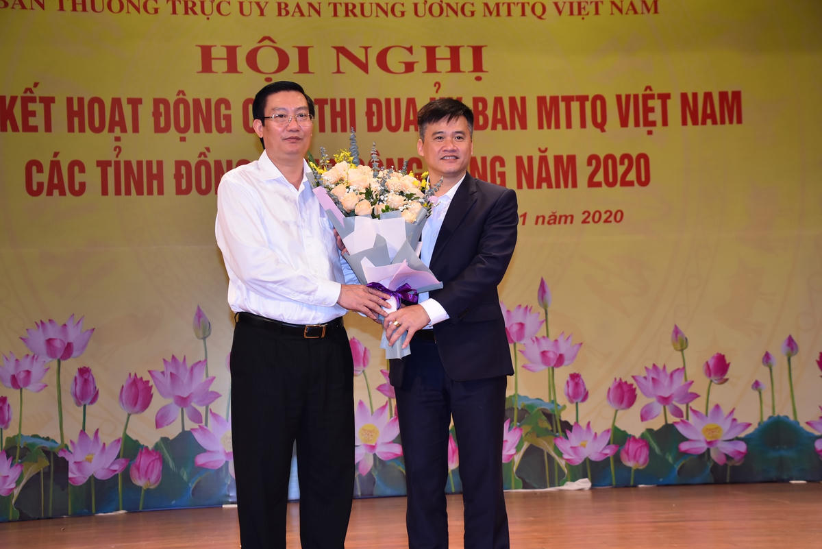 Đại diện Ủy ban MTTQ tỉnh Vĩnh Phúc tặng hoa cho đơn vị Cụm trưởng Cụm thi đua Đồng bằng sông Hồng năm 2021.