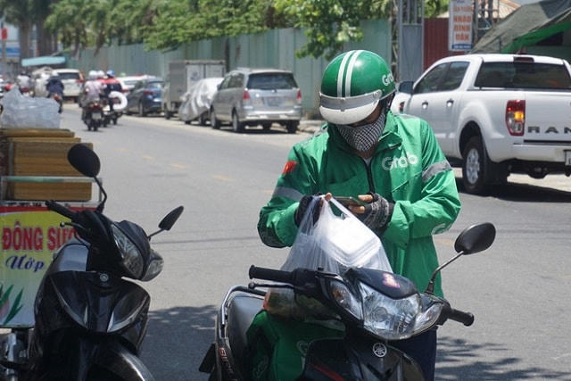 Việc giao hàng, vận chuyển hàng đến người tiêu dùng gặp khó do giãn cách xã hội.
