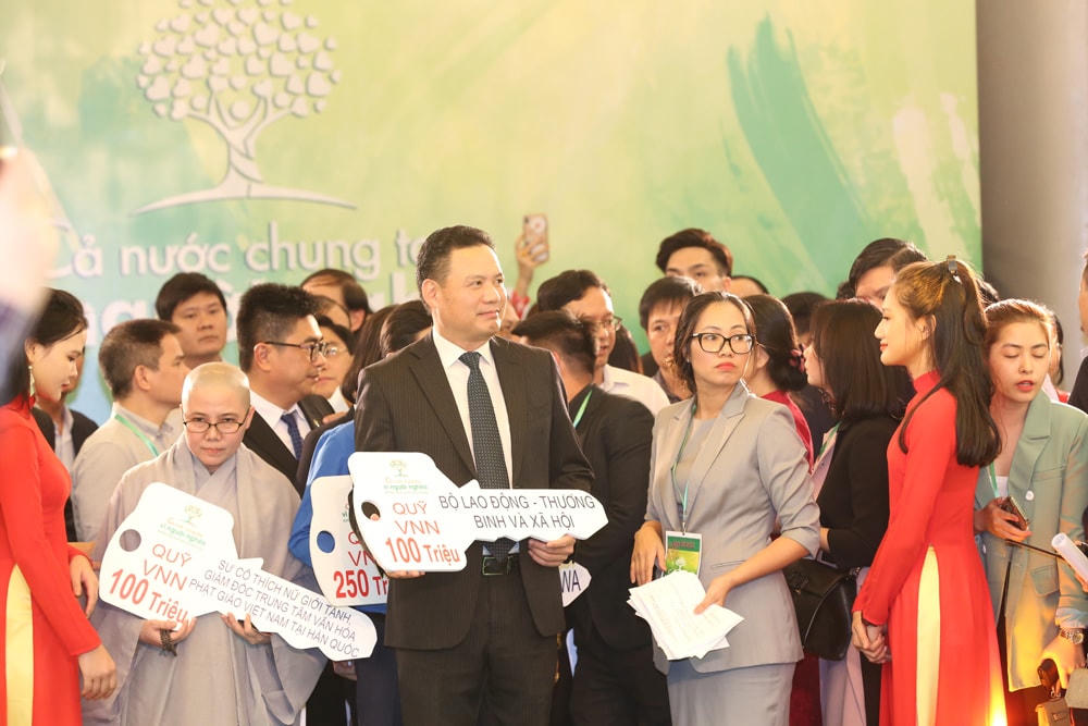 Rất nhiều bộ ngành, đơn vị, doanh nghiệp, cá nhân tham gia ủng hộ Chương trình “Cả nước chung tay vì người nghèo”. Ảnh: Quang Vinh.