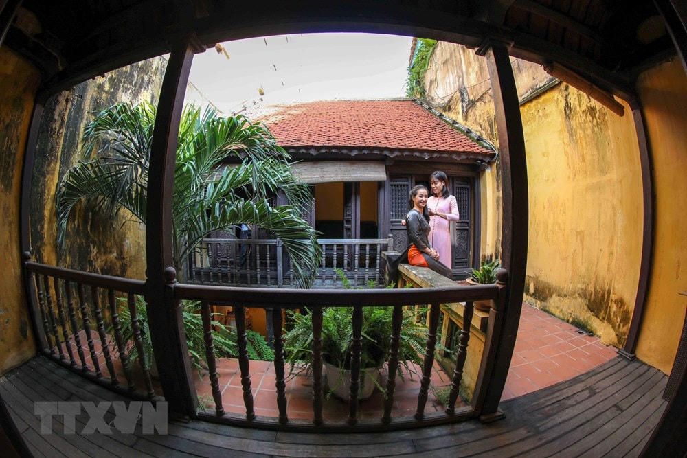 Giữa các lớp nhà ở tầng 2 có sân, giếng trời tạo cảnh quan môi trường. (Nguồn: TTXVN).