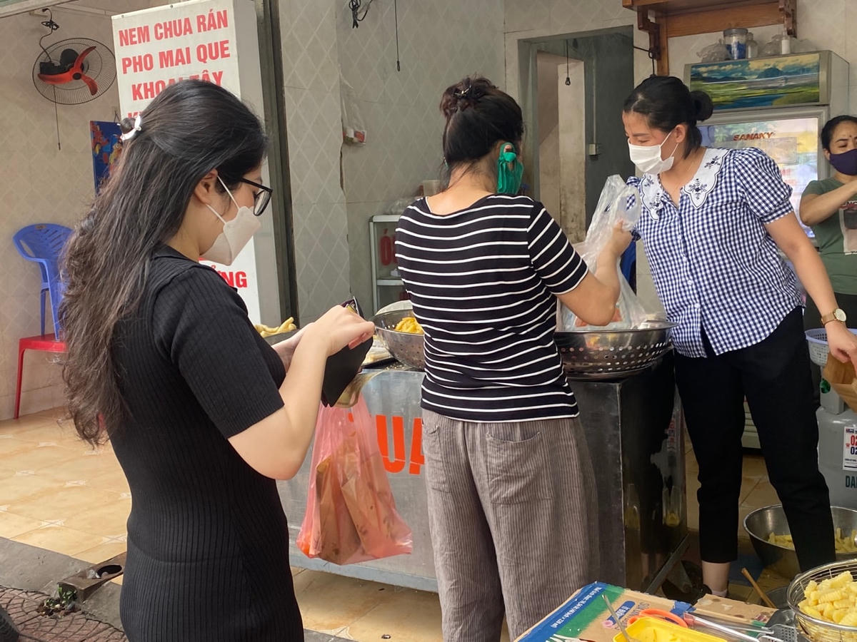 Nhiều người dân bày tỏ niềm vui khi được mua phở, trà sữa, quẩy, cháo sườn, bánh rán… theo sở thích sau nhiều ngày không ra đường, ở nhà thực hiện giãn cách xã hội.