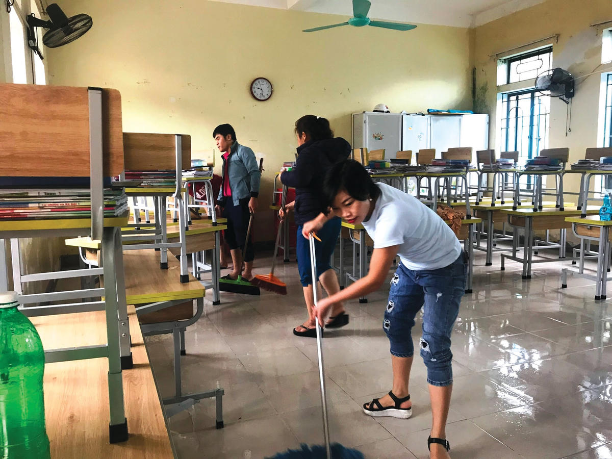 Giúp nhau dọn dẹp vệ sinh sau lũ.  