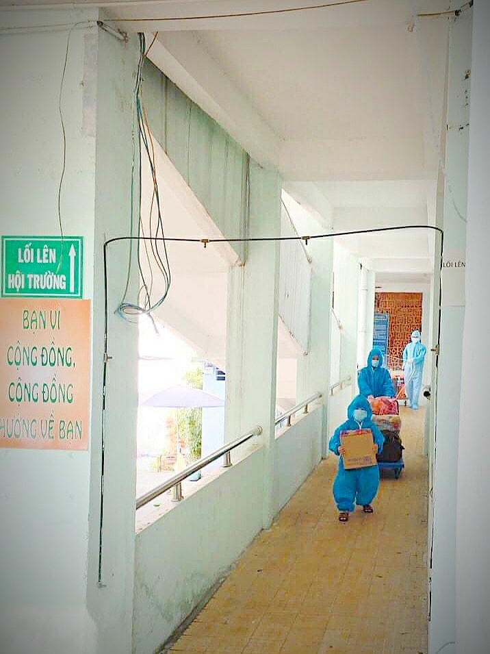 Người lớn cần thực hiện tốt các quy định phòng dịch để hạn chế nguồn lây sang trẻ nhỏ. 