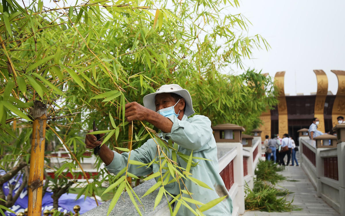 Công nhân đang gấp rút tỉa lại các tiểu cảnh để chuẩn bị cho lễ khánh thành.
