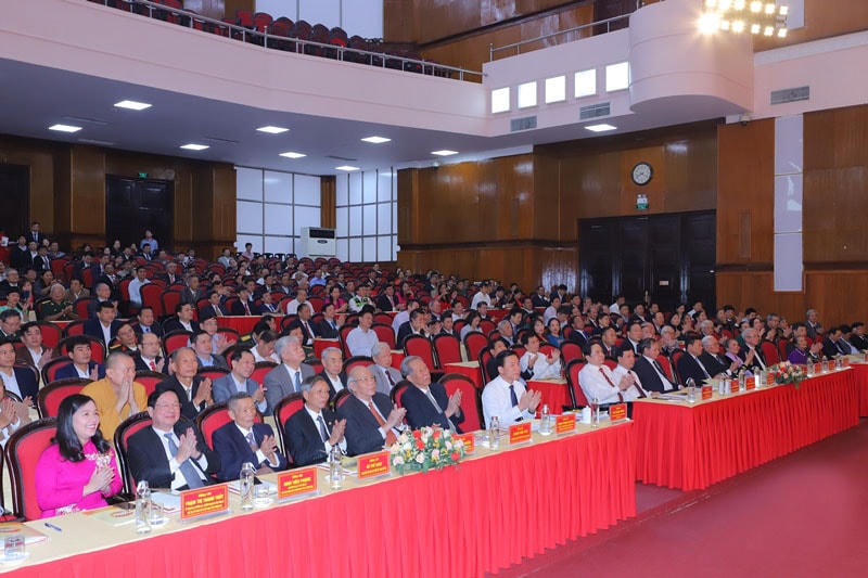 Bí thư Trung ương Đảng, Chủ tịch UBTƯ MTTQ Việt Nam Trần Thanh Mẫn; ông Đỗ Trọng Hưng, Bí thư Tỉnh ủy, Trưởng Đoàn đại biểu Quốc hội tỉnh và các đại biểu tham dự Lễ kỷ niệm. Ảnh: Minh Hiếu.