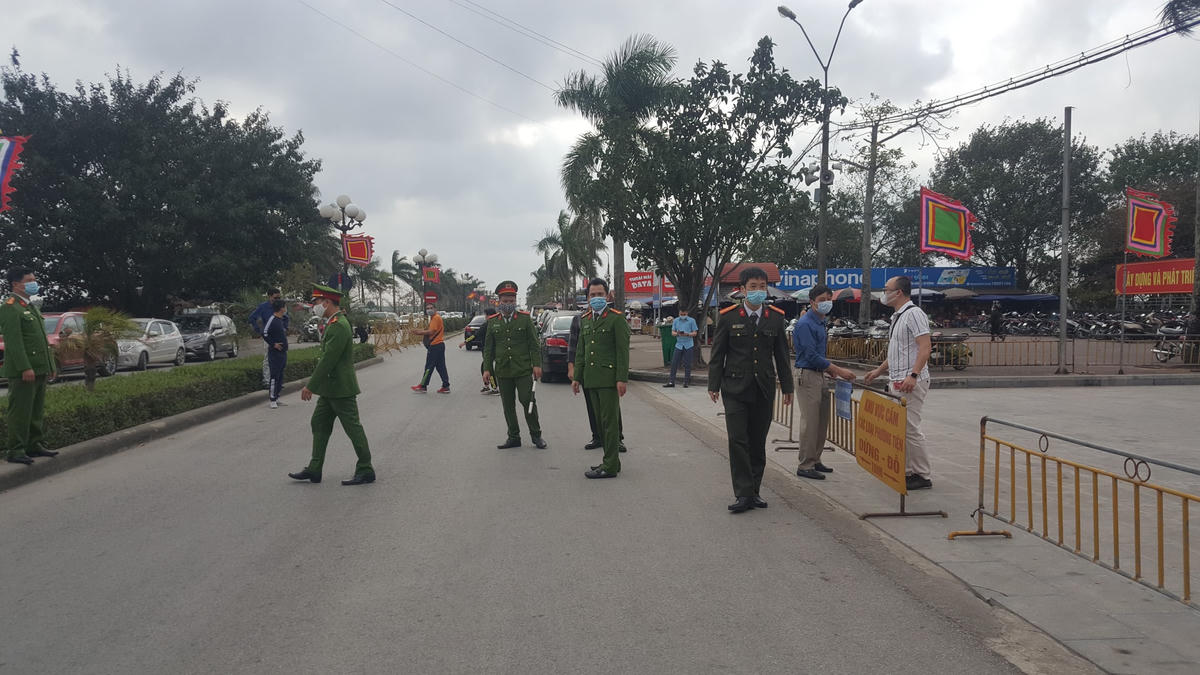 Lực lượng đảm bảo an ninh làm nhiệm vụ trước cửa đền Trần.