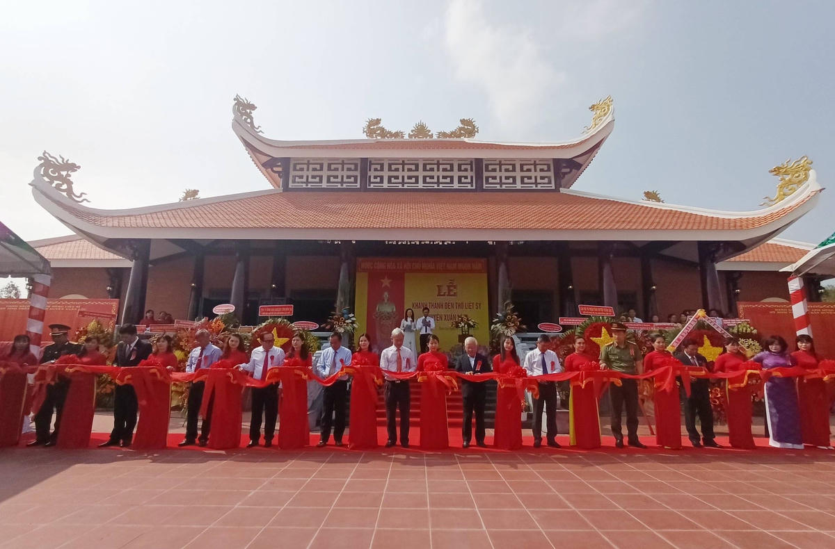 Đại biểu cắt băng khánh thành công trình