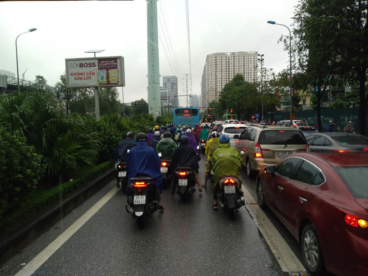 Làn đường dành riêng cho BRT bị hàng chục xe máy chiếm dụng.