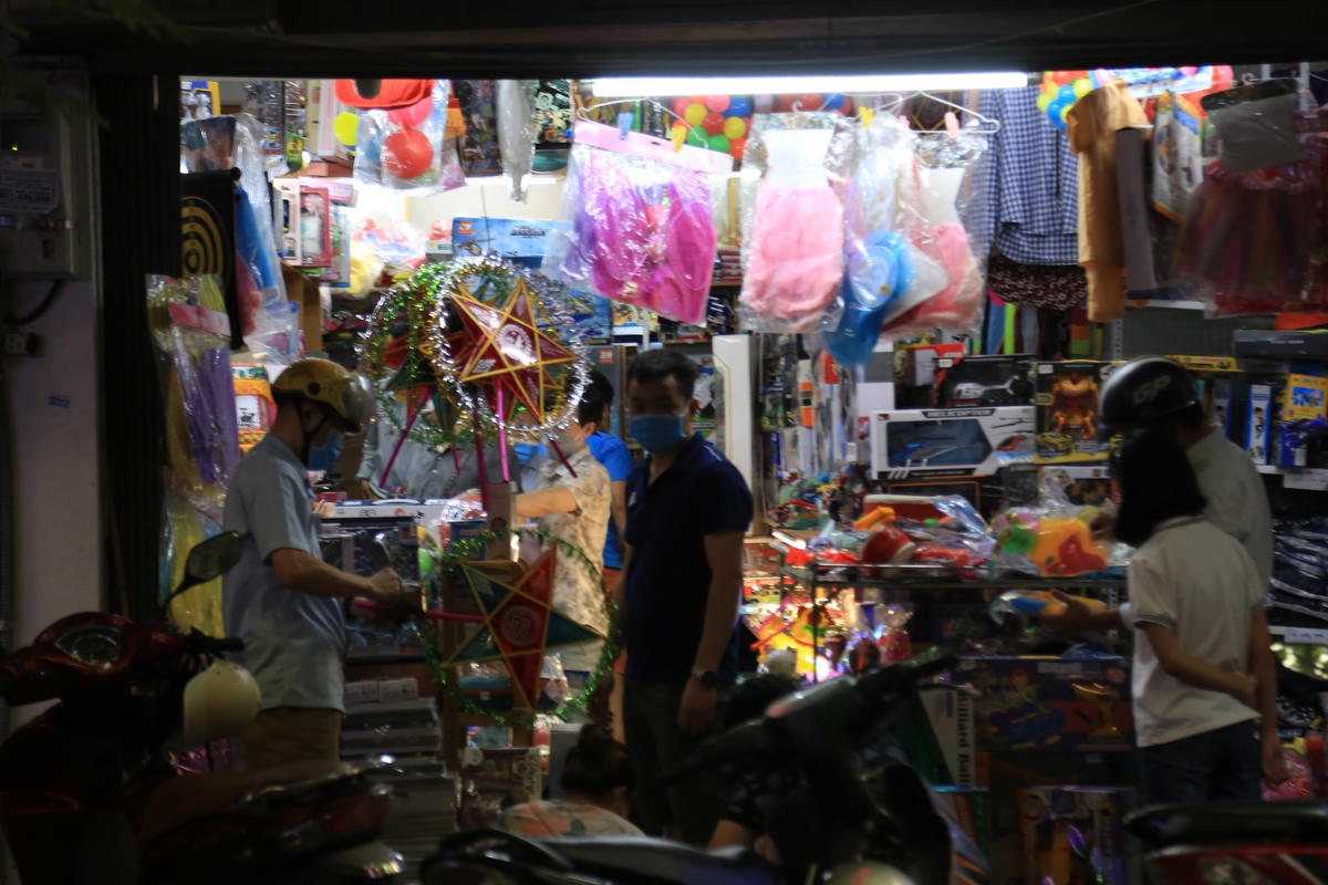 Trước thềm Trung thu, một số cửa hàng bày bán văn phòng phẩm nhộn nhịp hơn thường lệ khi các bậc phụ huynh đổ xô về đây sắm đồ chơi cho con. 