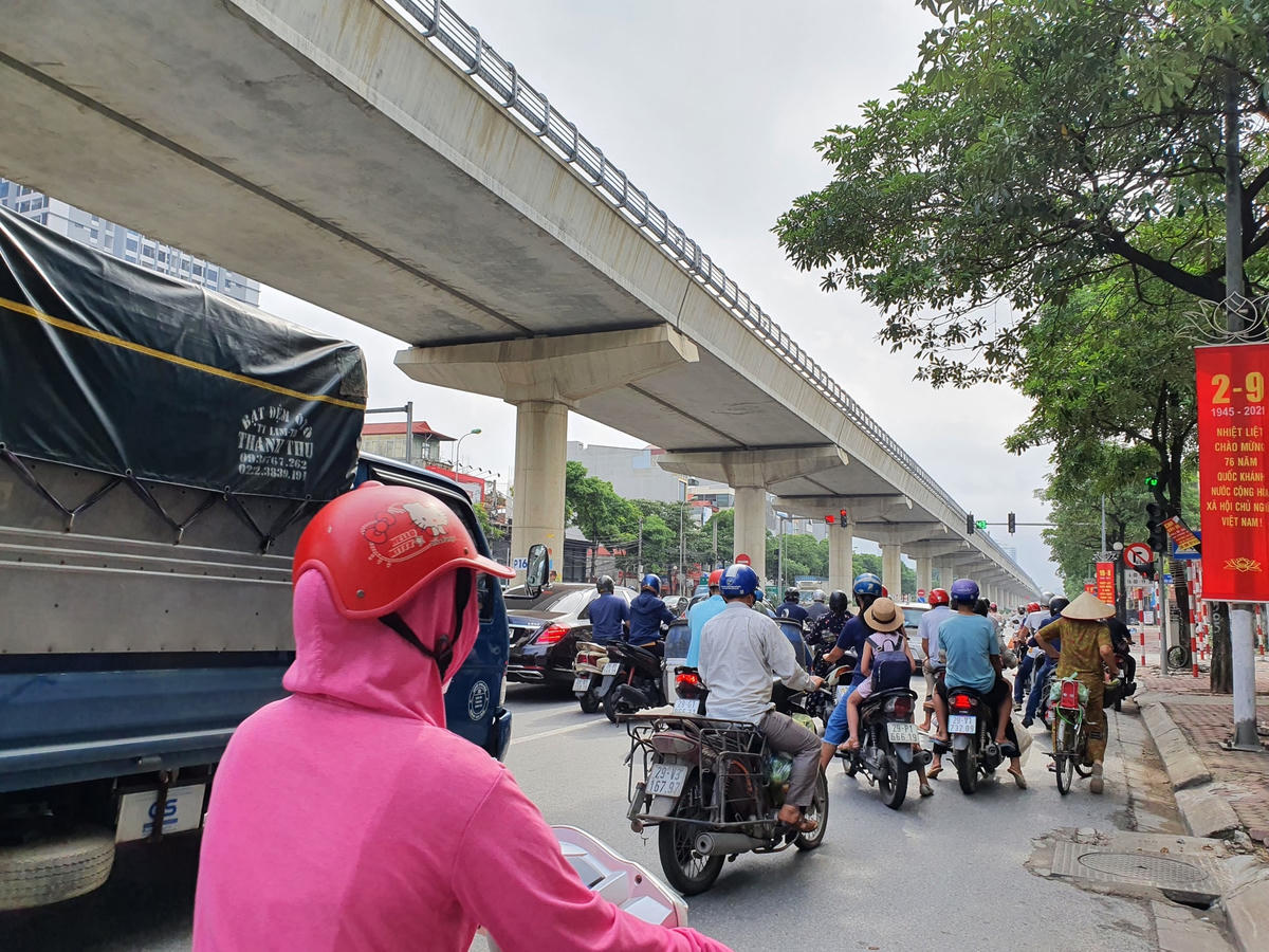 Đồng thời, sáng 16/9, Phó chủ tịch Thường trực UBND Hà Nội Lê Hồng Sơn cho biết, người dân khi di chuyển trong 19 quận, huyện, thị xã được nới lỏng giãn cách sẽ không phải xuất trình giấy đi đường.