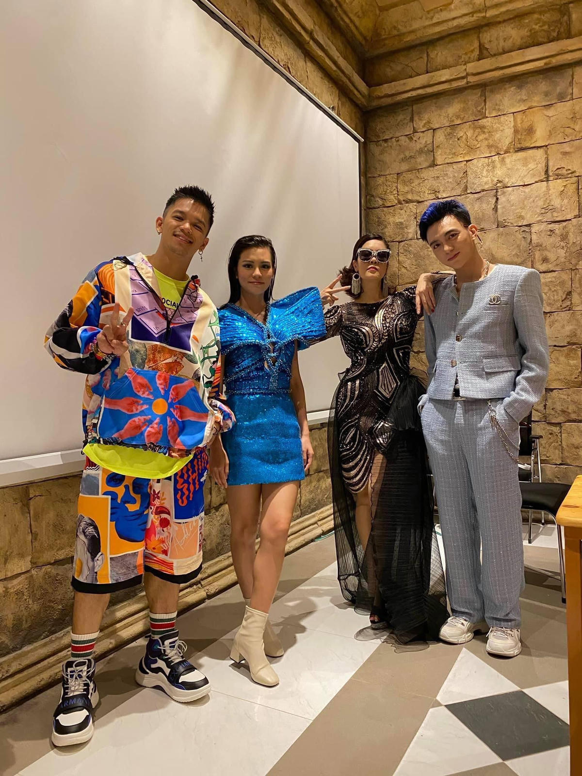 Trọng Hiếu, Soobin Hoàng Sơn, Thu Phương và Bùi Lan Hương gửi lời chúc mừng năm mới đến mọi người.