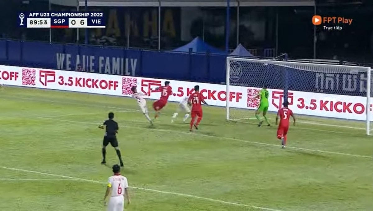 Thanh Khôi đá bồi tung lưới U23 Singapore. Ảnh: VOV.