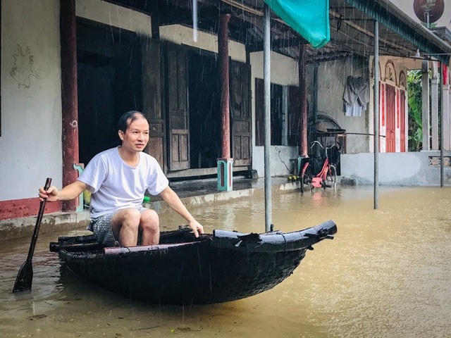 Người dân huyện Thạch Hà và Cẩm Xuyên, Hà Tĩnh đang sống trong biển nước.