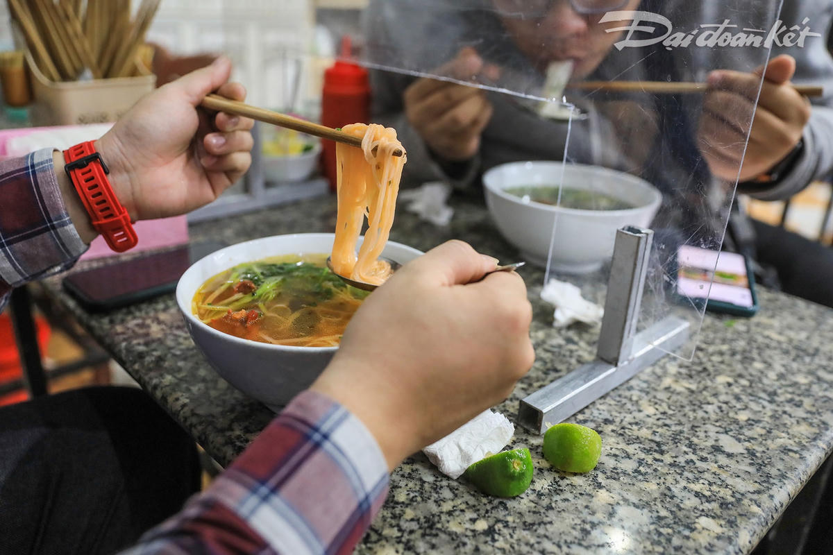 Phở là món ăn truyền thống của người dân Hà Nội, chính vì vậy sau khi hàng ăn được hoạt động trở lại đón khách thì nhiều người đã tìm đến những quán phở để hưởng thụ hương vị yêu thích của mình.