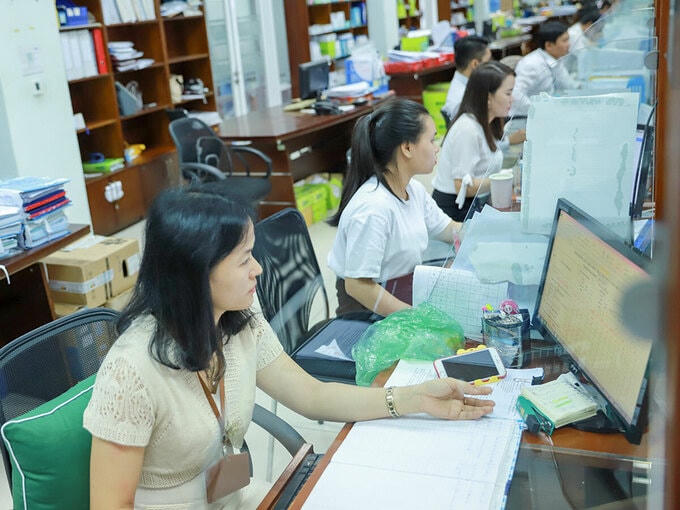 Công chức Đà Nẵng làm việc tại khu vực một cửa trong Trung tâm hành chính thành phố. Ảnh: Nguyễn Đông.